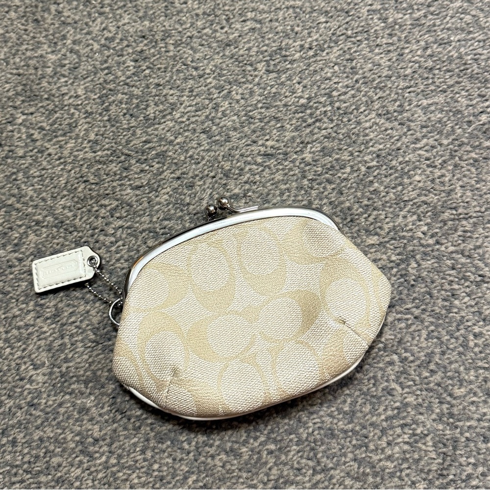 Vintage cream and pink Kiss lock Coach super cute coin purse - Picture 2 of 3